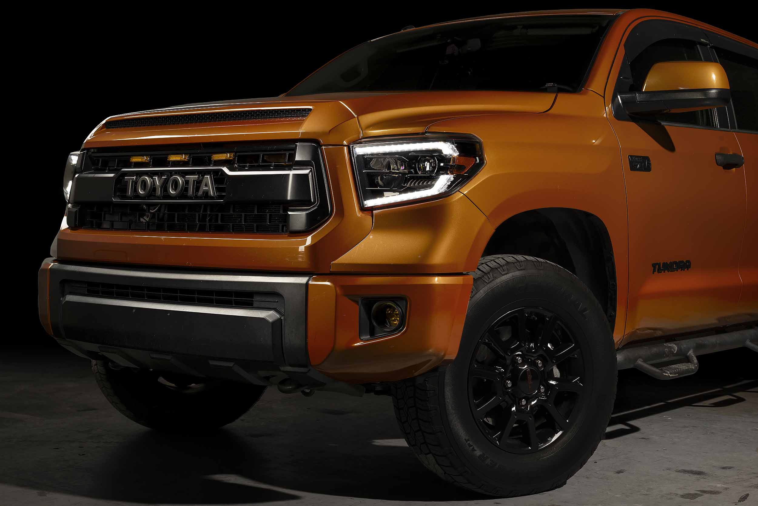 XB Evo Hybrid Headlights: 14-21 Toyota Tundra (Set)